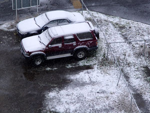 駐車場の車の屋根にもうっすらと雪が積もりました。/スウェットの袖で雪を受けてみました、ちゃんとした雪になっているようです。