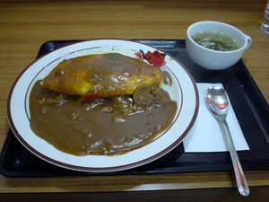 オムライスカレーはスープ付きで750円です。大盛は100円増し。/オムレツをほぐしてみました。確かに中身トロトロです。