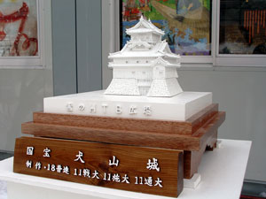 犬山城の模型/パネルを見れば、作製の行程がわかります。
