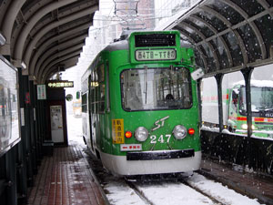 雪の降りしきる中、すすきのへ/平成10年に登場の新型ササラ電車